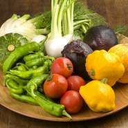 青森や長野、群馬、神奈川などの農家の方々が大切に真面目に育てた有機、減農薬の野菜を使用しています。飾りとして軽視されがちなハーブや葉野菜もこだわりを持っているので、是非香りや風味を楽しんでください。