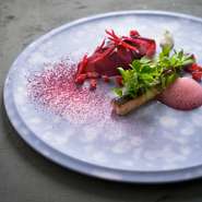 フランス料理のシェフとして、食材、調理法、盛り付けにもこだわり、自信を持ってご提供することが最大のおもてなしだと思います。日本の食材も積極的に使用して、日本人だからこそできるメニューをご提供します。