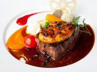 牛フィレ肉とフォアグラのマリアージュは絶品！！
シェフの腕が分かるソースをたっぷり絡めてお召し上がりください。