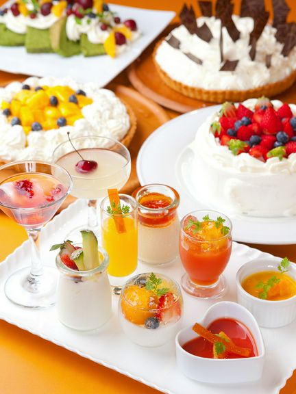 宝石のようにショーケースに並ぶ『3種類選べるデザート』は常時20種類以上