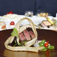 女性に人気のコースです。お魚料理とひとくちお肉料理が付いたハーフサイズ（量）のフルコース仕立て