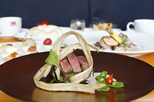 女性に人気のコースです。お魚料理とひとくちステーキが付いたハーフサイズ（量）のフルコース仕立て