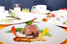 女性に人気のコースです。お魚料理とひとくちステーキが付いたハーフサイズ（量）のフルコース仕立て