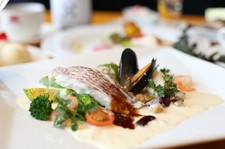 シェフアレンジのお魚orお肉料理のメインのセットメニューです。ミニパスタが付いています。