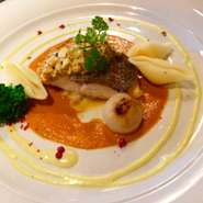 ●選べるメインディッシュ
・瀬戸内産　鯛のポワレ　～アメリケーヌソースとトマトのソース