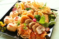 パスタ＆唐揚げ＆海老フライ＆唐揚げ＆お肉（写真はチキンのバロティーヌ）（内容が変わることもあります）＆カニクリームコロッケ＆オムライス＆ポテトフライの盛り合わせです。
