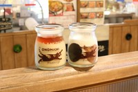 左のプリンはカナダのメイプルシュガーを使って作ったとろとろ食感がたまななく美味しいプリン。右のプリンはチョコレートと竹炭で猫模様を作り練乳プリンでつくった当店オリジナルのミケネコプリンです。