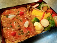 柔らかいお肉に甘いタレがかかったステーキ丼。間違いない！としか言いようがない商品。