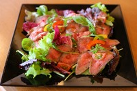 黒毛和牛ならではのお肉の柔らかさと味を楽しんで下さい！　赤ワインもいいけど、キリっとシャンパン片手にどうぞ・・！現在人気No.1の商品！