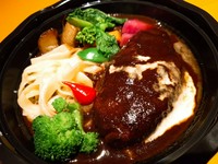当店人気の和牛ハンバーグをデミグラスソースで煮込みました。お子様から大人まで人気です！
