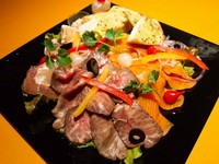 ワインや、スパークリングワインに合う前菜をご用意しました。生ハム＆チーズ＆スモークサーモン＆ローストビーフetc..三橋シェフがその日のおススメでお作りいたします。（写真はイメージです）