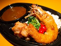 シェフのオリジナルの海老フライカレー。