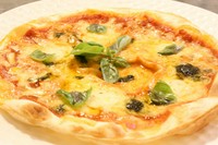 薄生地の人気のピザマルゲリータがテイクアウトできます！モッツァレラチーズとバジルソース、ミックスチーズの相性抜群！！