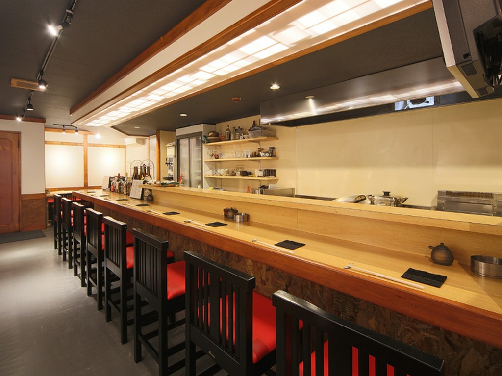 オープンキッチンのカウンター席で調理する臨場感を