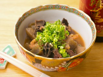 美味なエキスが染み込んだ『ミックスホルモン煮込み』