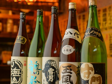 地酒をメインとした店主選りすぐりのお酒がずらり