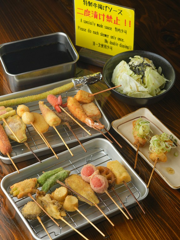 バラエティ豊かな全44種！　特製ソースが後を引く美味しさの『串揚げ』