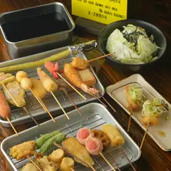 バラエティ豊かな全44種！　特製ソースが後を引く美味しさの『串揚げ』