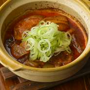 6時間以上の手間暇掛けて煮込んだ牛すじはトロトロ。新潟の名物車麩は、旨みたっぷりのスープが染み込んでたまらない美味しさです。