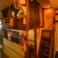6名まで入れる個室は手づくり感あふれる秘密基地のよう