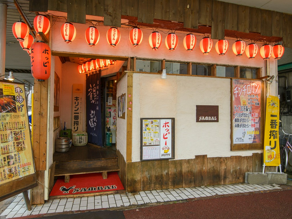 たくさんの提灯が出迎えるインパクトのある外観