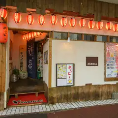 たくさんの提灯が出迎えるインパクトのある外観