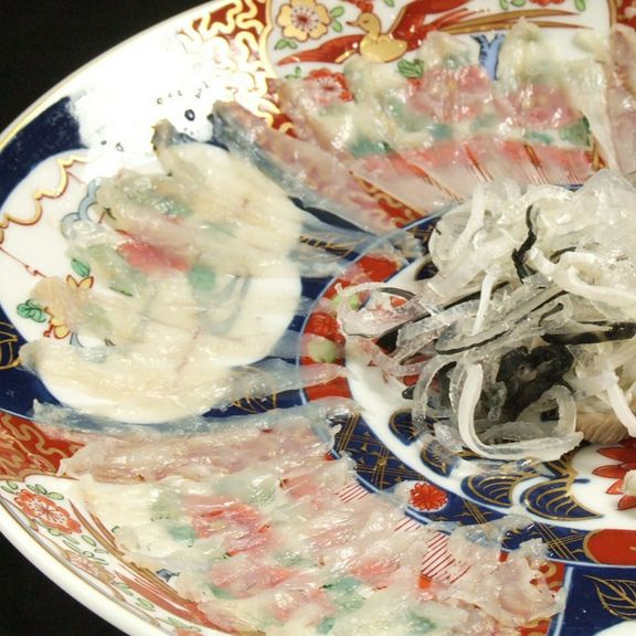 本物だけが持つ気品と風格を兼ね備えた河豚の王様とらふぐ。本場下関よりお届けします。