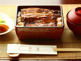 その時最も旬な鰻を厳選して使用。こだわりだれの『特選鰻重』