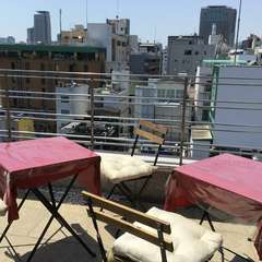 ビル最上階の開放感あふれるテラスでお食事。