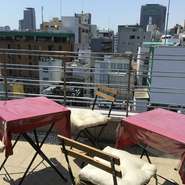 ビル最上階の心地良いテラス席でのんびりと。