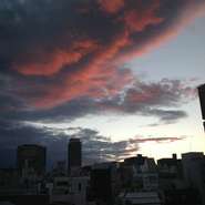 開放的なテラス席で最高の夕暮れ時を