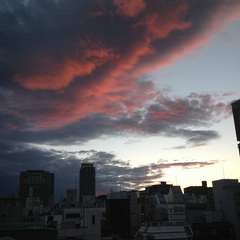 開放的なテラス席で最高の夕暮れ時を