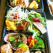 メニューページのテイクアウトにて詳細記載してますのでご覧下さいませ。
おかずとご飯の二段弁当が税込2000円。約14種類のおばんざいと有機野菜や農家直送野菜など30品目程の食材を使用し作り置きせず注文毎にご用意。ご予算にあわせてオードブルやケータリングも承りますので是非お電話下さいませ。
