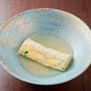 香川地卵の「瀬戸の彩り」を使った至極の一品。出汁をふんだんに練り込んだ玉子焼きはダシ汁の中に沈んで提供されます。また、自家製の豆腐も濃厚な味わいでおすすめです。