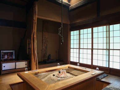 古民家の風合いを生かした、落ち着いた店内