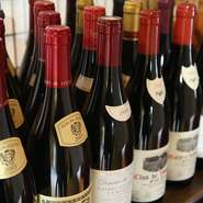 ドリンクのメインはワイン。シャンパンからデザートワインまで150種以上を揃えています。鮎の時期の夏場は、シャンパーニュや白ワインを中心に、ジビエの時期の秋冬には、ブルゴーニュを中心にラインナップ。