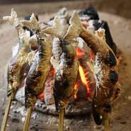 焼き物は、一品一品、ご主人や弟さんが丁寧に焼いていくのも、この【柳家】のスタイル。食事の間、現実を忘れて郷土料理を堪能できる、気の置けないサービスも人気の秘訣です。