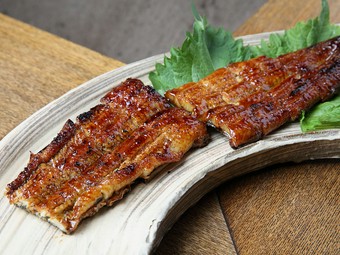 希少な天然ものを優れた焼きで味わえる『天然鰻　蒲焼』