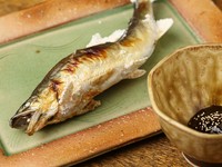 天然の鮎はストレートに塩焼きするだけではなく、田楽などでも食べられます。赤味噌に慣れていない方のために、味噌ダレはセパレート。お好みで付けて味わえます。