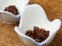 岐阜や長野の山岳地帯の名物「蜂の子」の佃煮。珍味として知られていますが、洗練された味で、お酒のアテには抜群です。