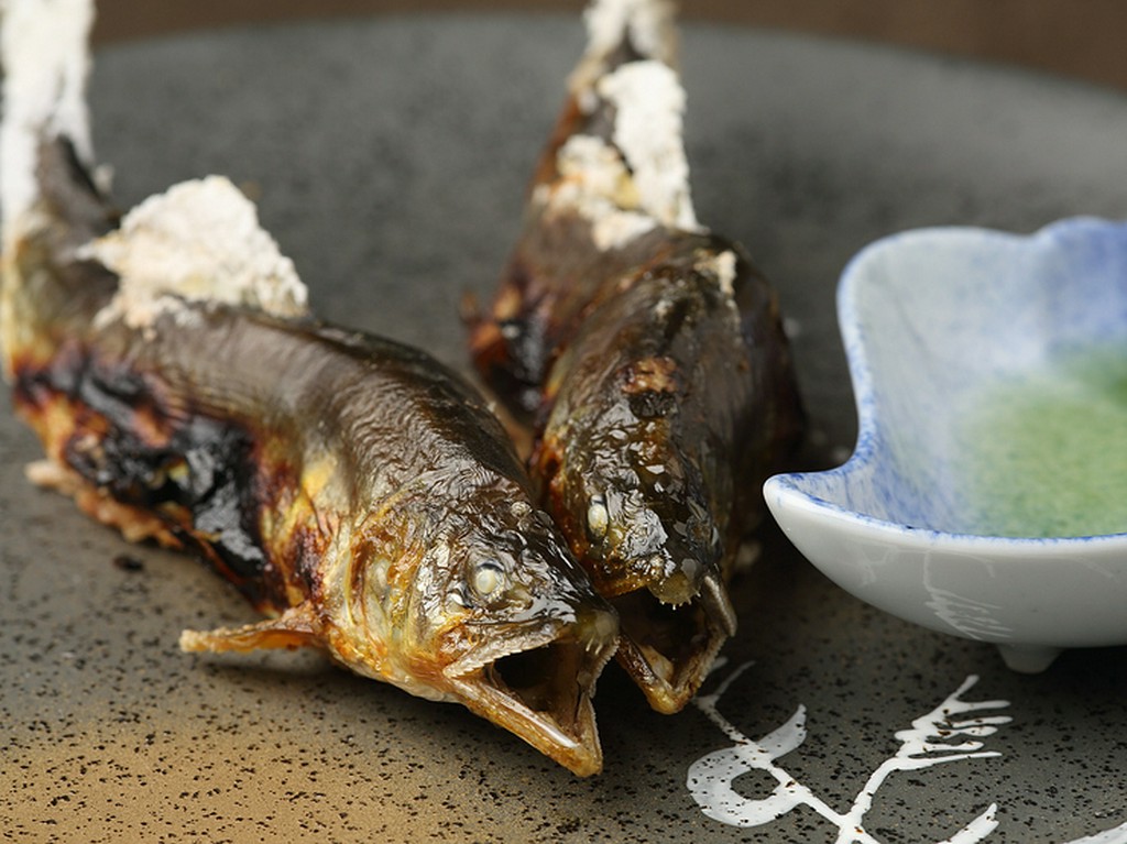 岐阜県下の名鮎を炭火で丁寧に仕上げた『天然鮎　塩焼き』