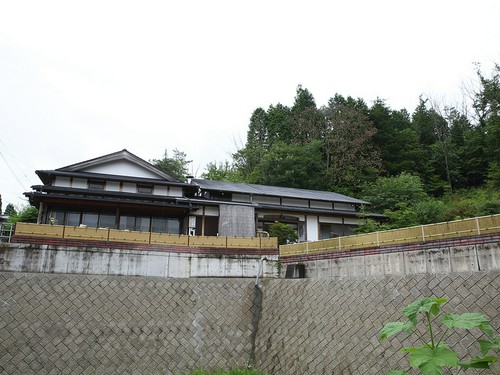 幹線道路から少し奥に入った、静かな環境の中にあります