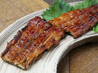夏場の逸品、肉厚感のある『天然鰻　蒲焼』