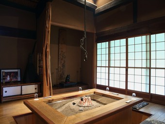 掘り炬燵タイプの囲炉裏で、ゆったり絶品の郷土料理を堪能