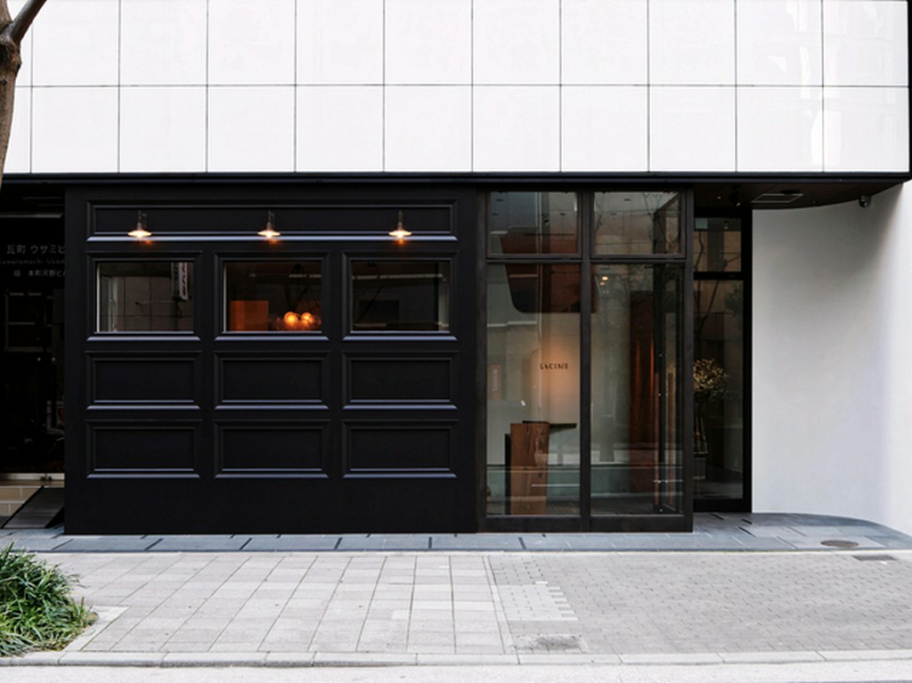 レトロな街並みに溶け込むクラシカルな外観