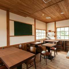 木のぬくもりがあふれる、居心地のよい店内