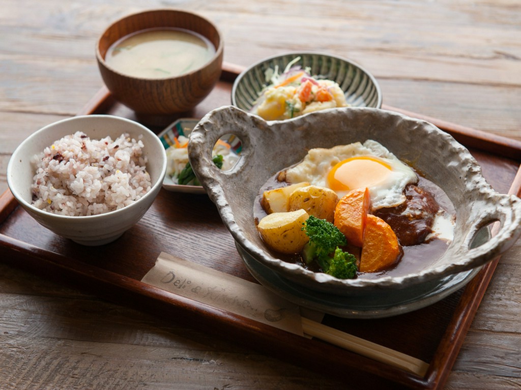 『煮込みハンバーグランチ』　～温玉のせ～