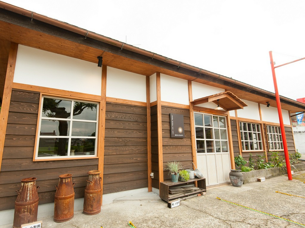 心がホッと落ち着くような色合いで統一された外観