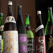 日本酒にもこだわっており、『十四代』や『鍋島』など全国の希少なお酒が充実のラインナップ。女性に人気の果実酒も生絞りのグレープフルーツなどさっぱりした食感のものが中心に揃えられています。