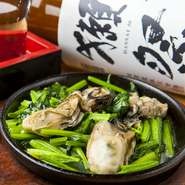 地元の海産物問店が、旬の時期に採れたものを素干しで仕上げる牡蠣を使用。いつでも広島名物の牡蠣が味わえます。ほうれん草と炒めれば、お互いの味を引き立てる最高級の組み合わせに。ついついお酒もすすみます。